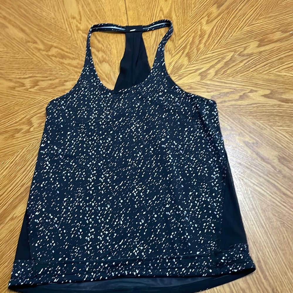 REDUCED 🔥LULULEMON black and white razor back tank with mesh panel on the back.